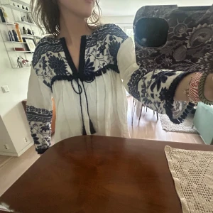 Somrig blus - Skitsöt somrig blus från Zara. Använd men i bra skick! Perfekt till utomlandsresor och så söt. Går att stylea upp och ner!❣️