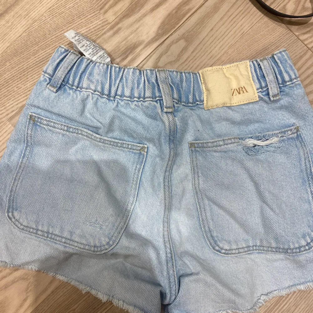 Ett par ljusblå jeansshorts från Zara i barnstorlek💞💞. Shorts.