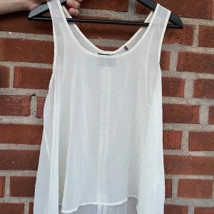 Linne från Saints & Mortals. Strl M/L - Står Strl L men passar bättre M/L.