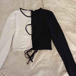 Tunn svart vit tröja - En väldigt fin tröja som aldrig är använd å är i nyskick