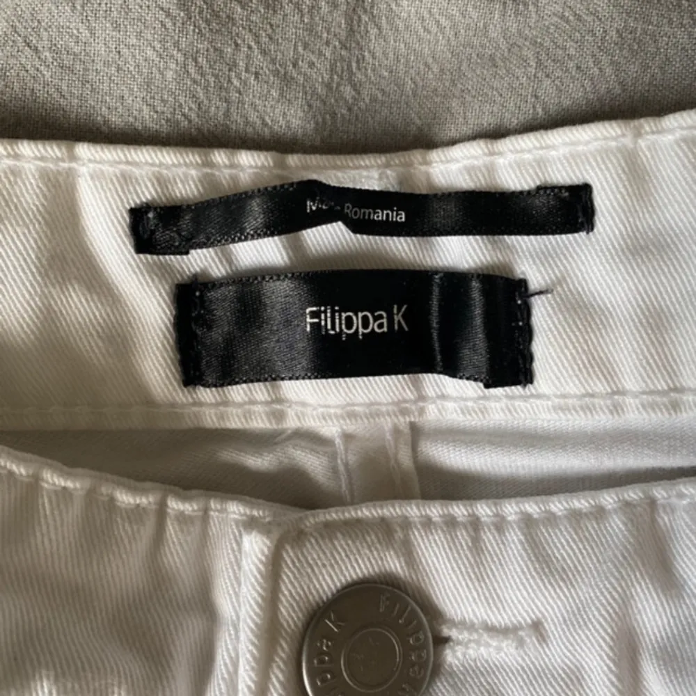 Vita, helt oanvända jeans från Filippa K. Raka ben och medelhög/ låg midja. . Jeans & Byxor.