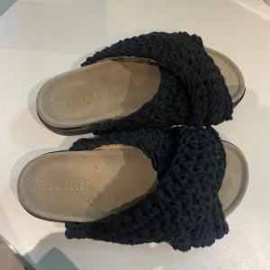 Inuikii tofflor - Supersnygga tofflor från Inuikii🩷  Modellen Woven. Använda ett par gånger men säljer nu då de är lite för små i storlek för mig. Nypris 2499.