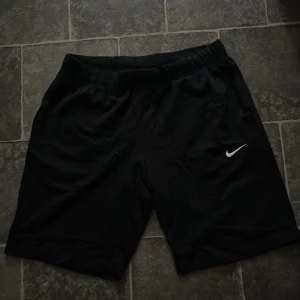 Nike shorts  - Aldrig använd, har bara legat i garderoben. 10/10 skick 