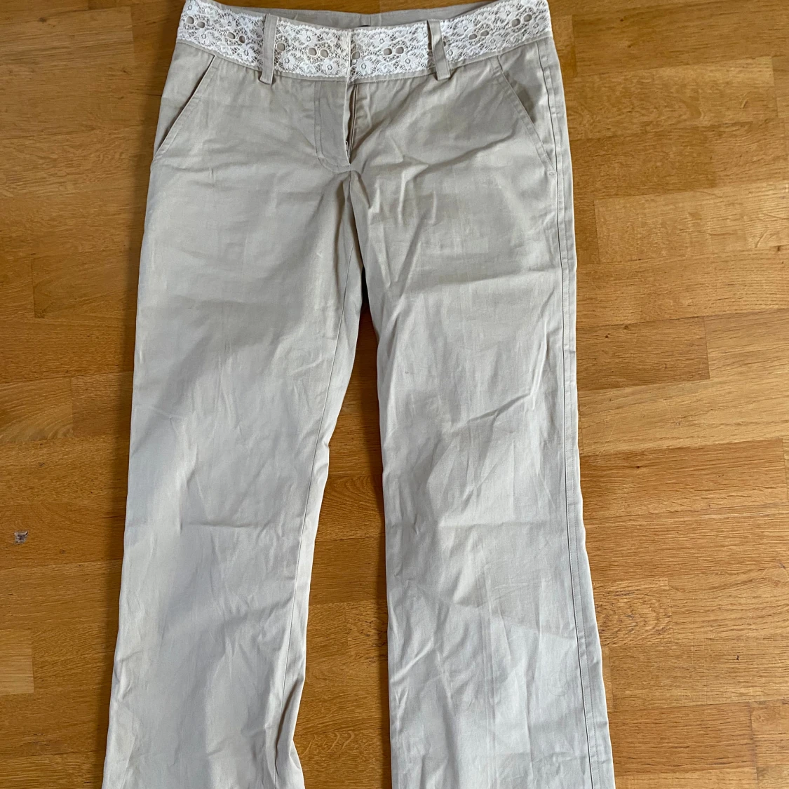 Beige byxa/ med vit spets  - 90