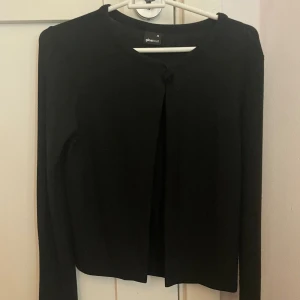 Stickad kofta - Jätte fin kofta använd ett få tal gånger i storlek xs💕