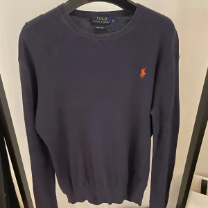 Ralph Lauren  - Tja säljer nu denna Ralph lauren tröja passar perfekt med en skjorta under det är size xs skicket e 7/10 vid fler frågor eller funderingar kontakta mig 