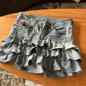 Jeans volangkjol - Säljer denna egensydda volangkjol i jeans, midjemåttet rakt över är cirka 35cm men går att stretcha ut ända till 41cm💘