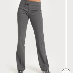 Grå kostymbyxor - Säljer mina helt oanvända kostymbyxor från Nelly, då dom är för stora💗