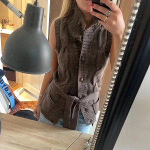 Brun stickad topp väst - Super fin brun stickad topp med knappar och band att knyta i midjan 