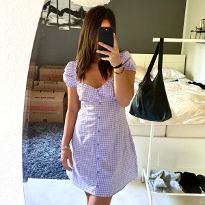 Lila klänning - Jag säljer en supersöt lila sommar klänning med rutigt mönster! 💜 (Pga flytt) 
