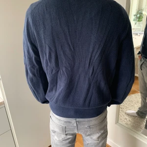 Marinblå tröja - Hej jag säljer denna väldigt feta marinblå tröja från Brothers. Säljer tröjan för att den inte kommer till användning längre. Tröjan är i väldigt gott skick med god kvalitet, det är 100% bomull. Nypris ca 800 kr. Hör av er vid minsta fundering.
