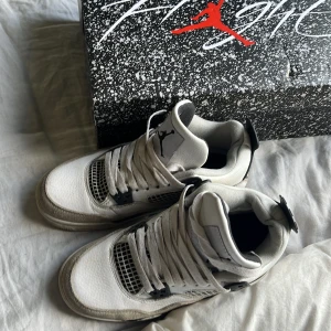 Jordan 4 miltery black - Jag säljer ett  par jorden 4 för 600 i storlek 37 passar bra på vintern och sommaren för de har bra grepp under men de e också väldigt sköna att gå i ångra mig verkligen  inte att jag köpte de. 