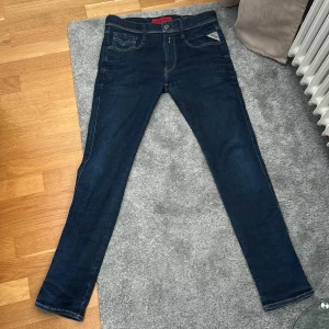 Replay anbass - Hej,  Säljer ett par Replay anbass i W31, sitter som längd 32. skick 8,5, saknas en tråd på bild 3, innerlapp med storlekar borta. Därför jag säljer de lite billigare. Bara att höra av sig vid funderingar. Mvh