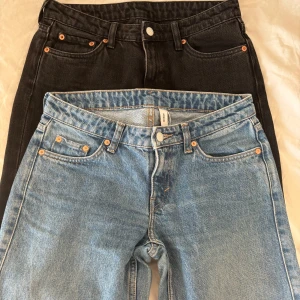 Weekday jeans - Jeans från weekday i modell arrow, båda är i storlek 25/32. De svarta är i nyskick och använda 1-2 gånger men de blåa är mer använda men i bra skick. 120 kr styck eller 200 paket pris.