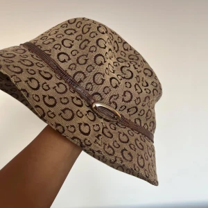 Vintage guess bucket hat/ fiskehatt - 2010 Modell som inte går att köpa längre, säljer pågrund av att den är för liten för mig</3
