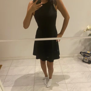 Svart klänning  - En gullig svart klänning från gina tricot. Ligger i bra skick. Är i storlek Xs. 💖
