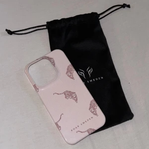 Roar Sweden skal iPhone 15 pro - Skal från Roar Sweden till en iPhone 15 pro. Aldrig använt, skickar med förpackningen. Kostar 299kr ny