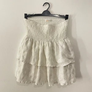 Vit kjol - Super söt vit kjol, med fina detaljer  Pris: 89kr  Storlek: 146/152 / XXS passar även för XS :)