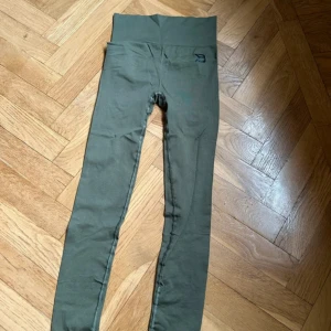 Träningsbyxor  - Träningsbyxor från better bodies säljes. Endast använda fåtal gånger. 