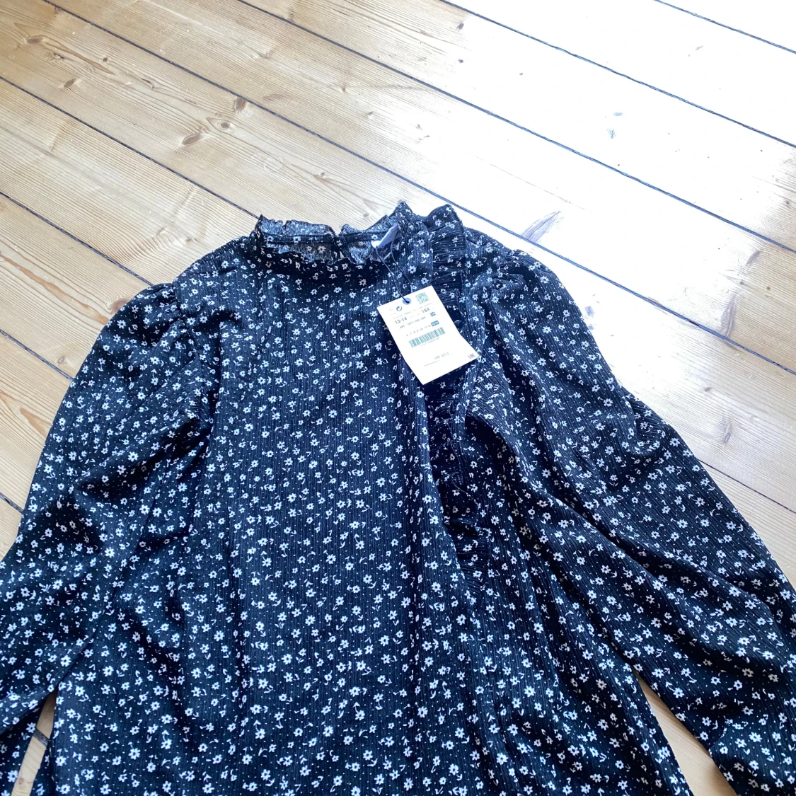 Svart blommig klänning från Zara