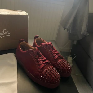 Christian Louboutins - Tja, hjälper min vän att sälja dessa loubs. Dom är i storlek 40 men passar 41. Inte använda länge skick är 9/10. Priset är inte fast så va inte rädd för att pruta. Kontakta för frågor 