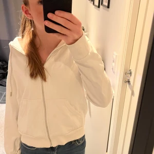 Hoddie - Jättefin zip-up hoddie från hm i storlek xs. Använd några gånger men i väldigt skick. Pris kan diskuteras, hör av dig om du har några frågor💗