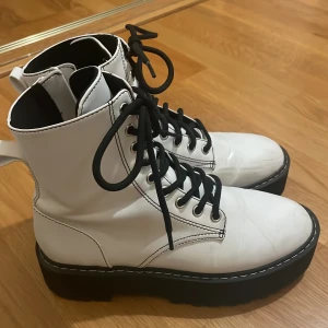 Boots - Boots från H&M. Använda mycket så finns lite defekter därav priset! Jätte fina till höst/vinter. 