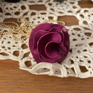 Lola ring från Marc Jacobs - Säljer en superfin parfym-ring från Marc Jacobs. Den har en stor, lila blomma på toppen och en guldfärgad bas. Ringen är verkligen ett statement piece och perfekt för att piffa upp vilken outfit som helst. dessutom kan man smörja in krämen, det är parfym i fast form . Den är i gammal och har en lyxig känsla. Perfekt för fest eller andra speciella tillfällen! den säljs inte längre och den är tydligen en limiter edition. 