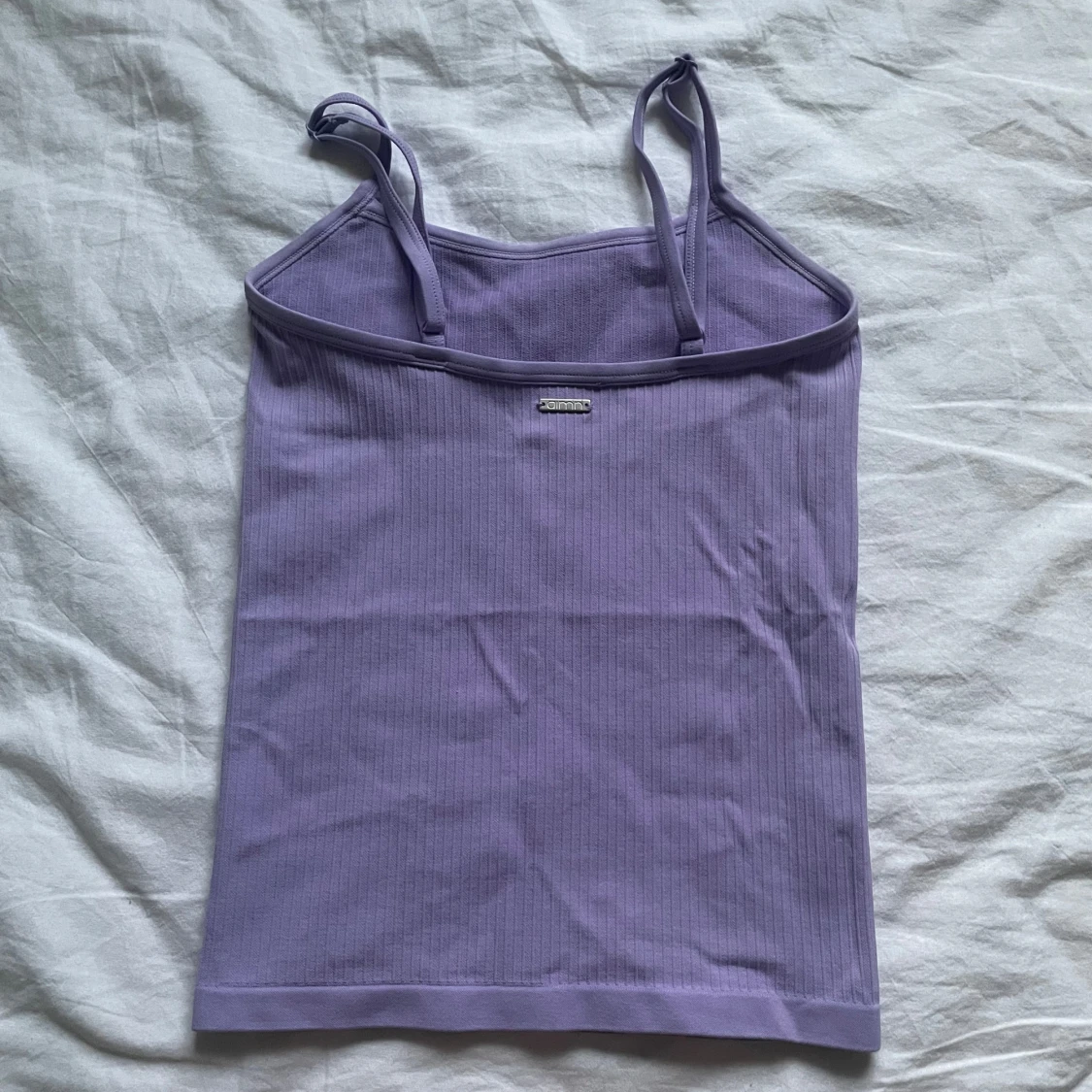 Lila ribbad linnetopp