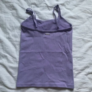 Lila ribbad linnetopp - Säljer ett gulligt lila ribbat träningslinne från Aimn i xxs, säljer för att det inte kommer till användning💗