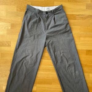 Weekday loose kostymbyxor  - Gråa kostymbyxor från weekday, storlek 48🌼   Jag är 180cm lång Köpta för 670kr<3