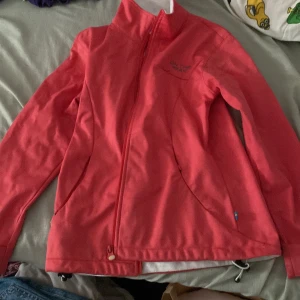 Jacka -  En röd jacka i storlek 152 så bra Pris