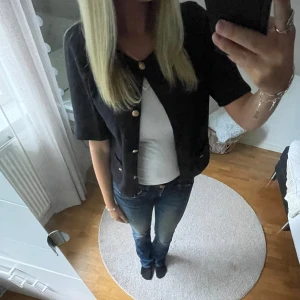 Kortärmad kofta  - Kofta utan ärmar från ellos. Storlek 38/40 men passar mig som vanligtvis är en S🩷