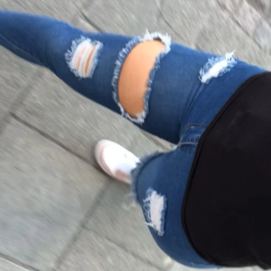 Högmidjade håliga skinnyjeans - 93