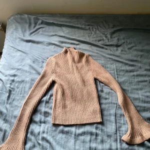 Tröja  - Aldrig använd. Fin på. Långa ärmar me volang på slutet. Mörkare beige färg, lite brun kan man säga.  Köpt för 169kr