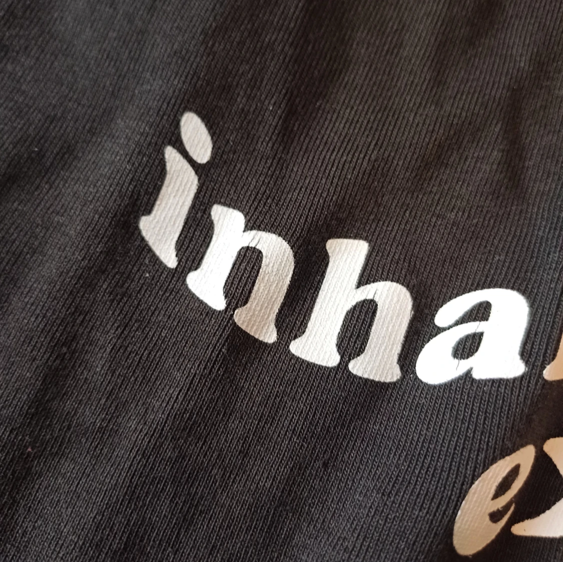 Svart t-shirt med texten 'inhale exhale' - 91