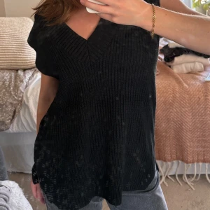 Stickad väst  - Svart stickad väst från H&M Nästan oanvänt skick!  