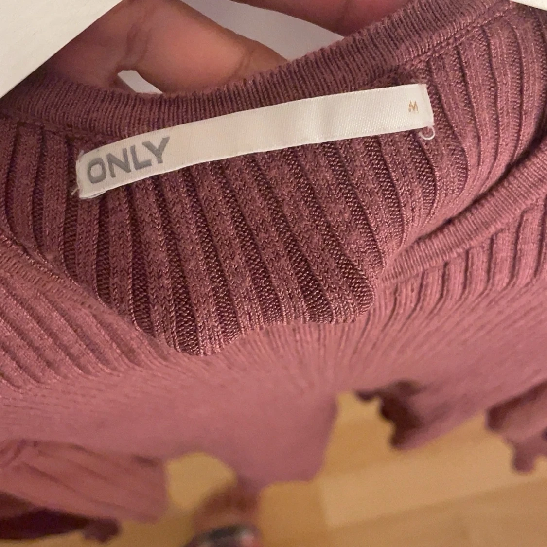 Lila ribbad tröja från ONLY - 90