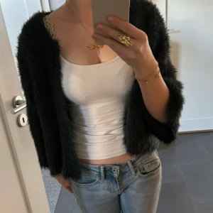 Mörkgrön päls kofta - En mörkgrön päls kofta med tre kvarts ärm super snygg🤗