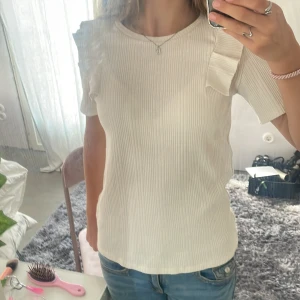 Vit ribbad topp från Zara - Säljer denna topp från Zara i stolek M! Skriv om du har frågor👚