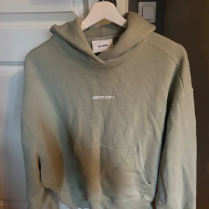 Ljusgrön Axel arigato hoodie - Säljer nu min snygga arigato hoodie i storlek Small då den inte kommer till användning. Den är sparsamt använd, använd ca 2 gånger👌🏻