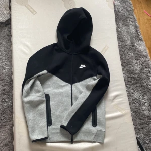 Nike tech zip hoodie  - Detta är en nike tetch zip hoodie som jag fick när jag fyllde år har inte fått son stor användning av denna för den passar inte mig, alltså den är aldrig använd och bra skick🤍