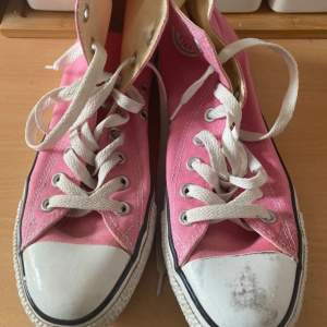 Rosa Converse helt nya.  Pga för små. Storlek 40