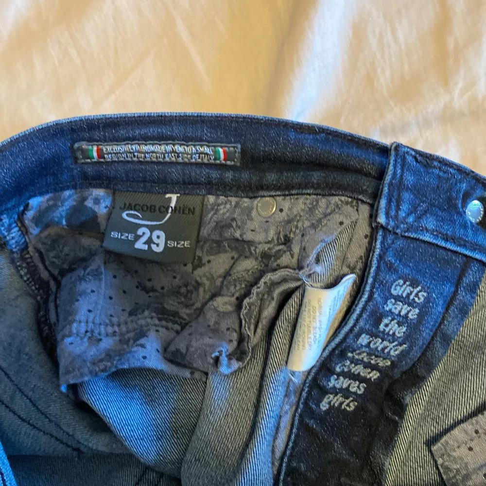 Jacob Cohen jeans i fint skick lite andvända passar bra på mig som är 171 passar nog upp till någon som är 177 typ. Jeans & Byxor.