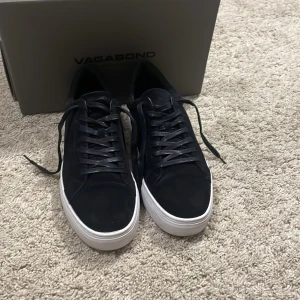 Vagabond Paul 2.0 - Mörkblå mocka skor. Använda 1 gång på skolavslutning. Nyskick storlek 43. Nypris 1400.