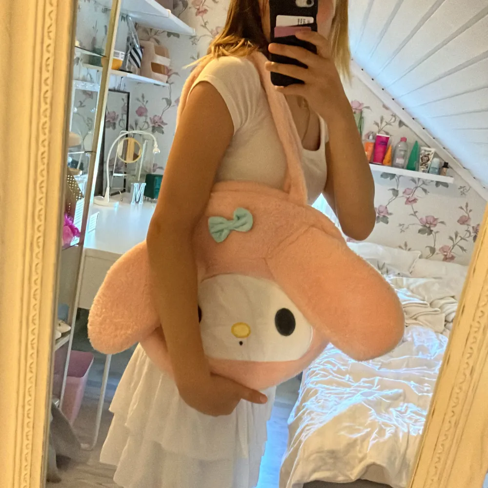 Säljer en My melody handväska från kawaii.se. den är mjuk och får plats med massa grejer, perfekt om man vill ha en sötare skolväska. den är i finskick och är bara använd 1-2 gånger. orginal pris 400kr.. Väskor.