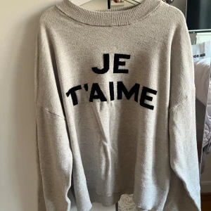 Superfin stickad tröja  - Coolt tryck och jättefin kvalite. Använd 1 gång och så har den därefter tvättats 1 gång💕 passar xs-s