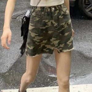 Y2k kjol - Cool militärkjol. Endast använd några gånger.  Skriv vid fler bilder eller intresse!🐒