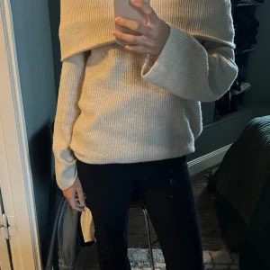 Stickad tröja  - Stickad off shoulder tröja ifrån Hm💕