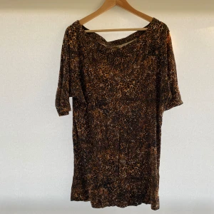 Tunika Sense Woman - En leopardmönstrad tunika från Sense Woman. Använd 1 gång. Storlek: L. Hör av er vid eventuella frågor!!